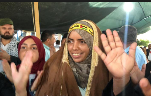 الرئيس يهاتف الأسيرة المحررة سارة أبو داهوك