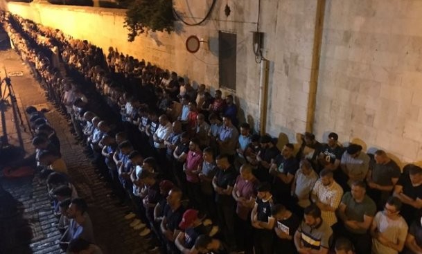 الآلاف يؤدون صلاة الفجر قرب الأقصى استعداداً لجمعة الغضب