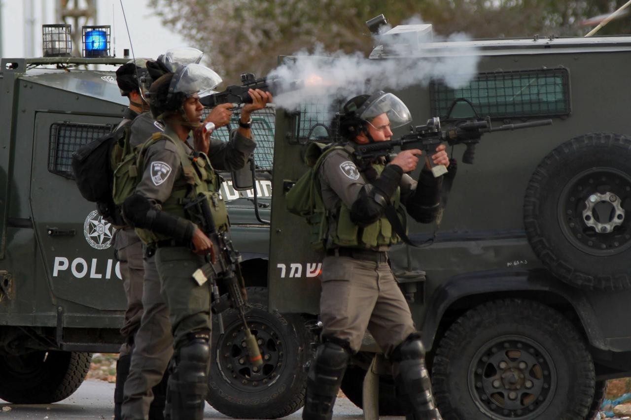 الاحتلال يطلق النار صوب مركبة فلسطينية جنوب الخليل