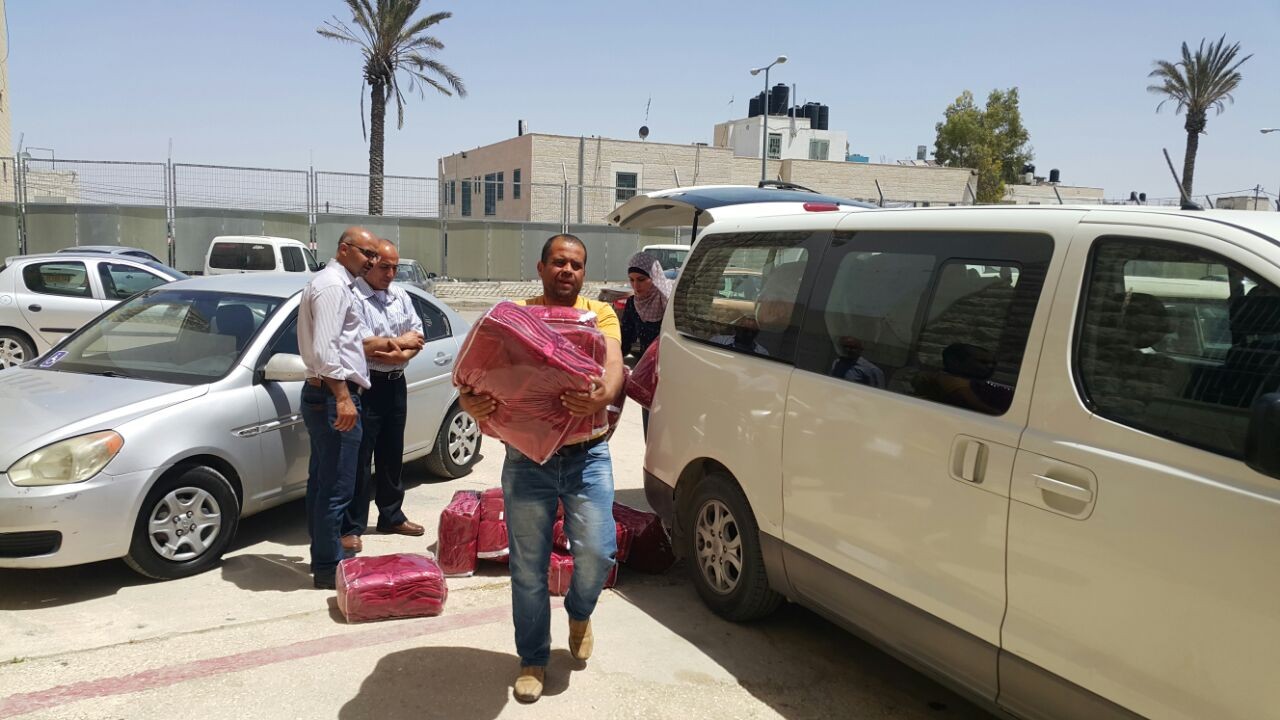 "الأمن الوقائي" يقدم مساعدات عينية لمدرسة وملجأ في العيزرية