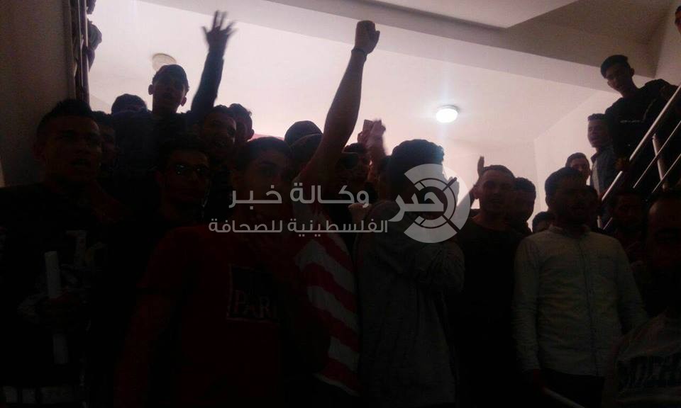 بالفيديو والصور: إصابات بجامعة فلسطين جراء فض الأمن اعتصام طلابي داخلها
