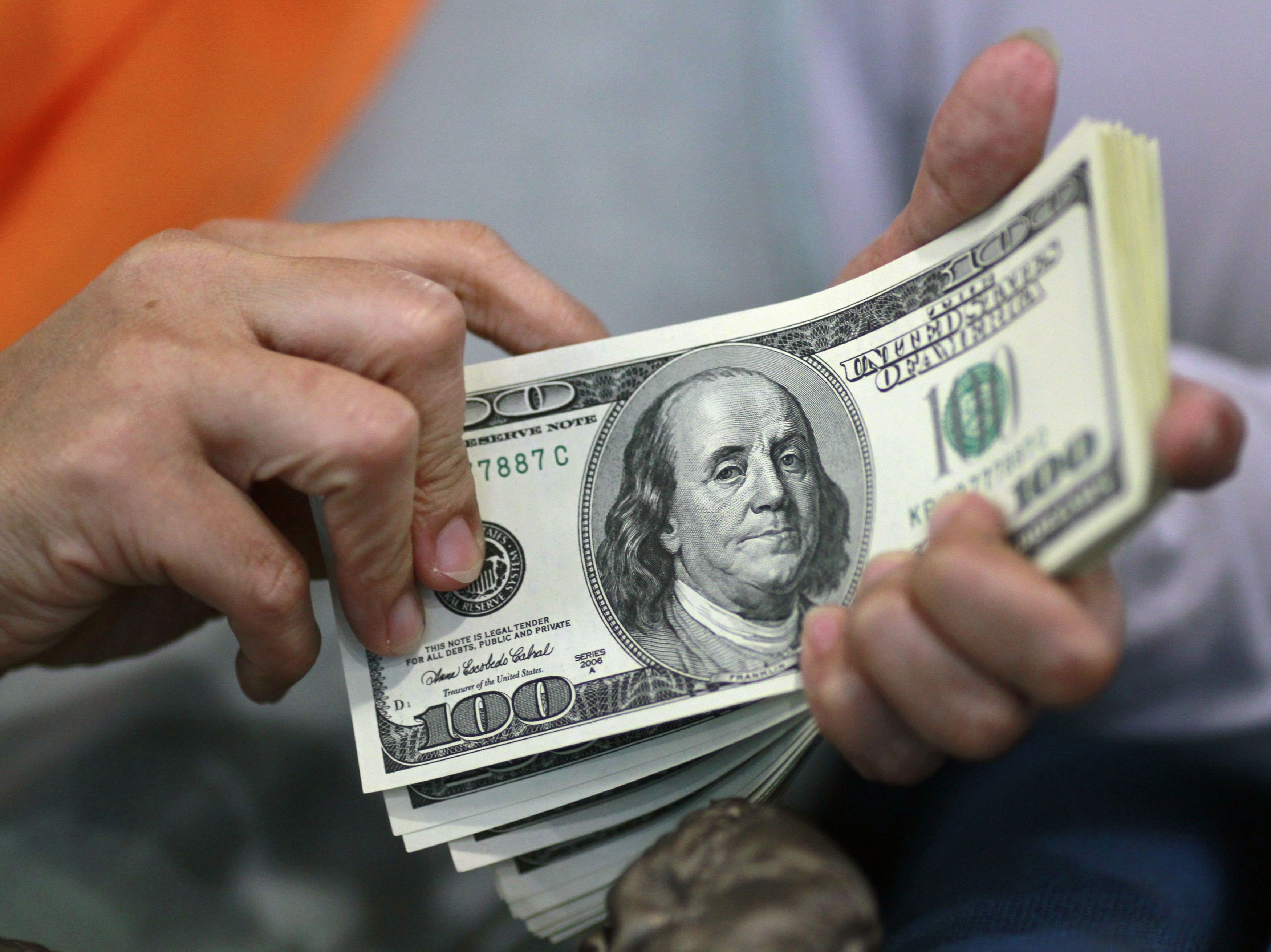 بالأسماء: فحص المستفيدين من المساعدة المالية القطرية بقيمة 100 دولار
