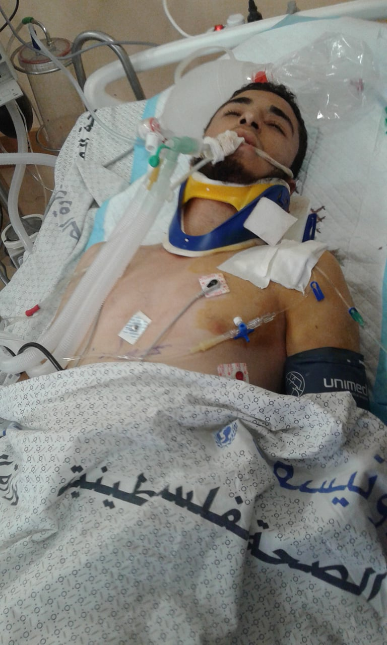 بالصور: والد جريح يناشد الرئيس بتحول نجله للعلاج خارج غزة