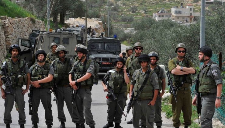 قوات الاحتلال تُنكل بمواطنين على حواجز عسكرية في جنين