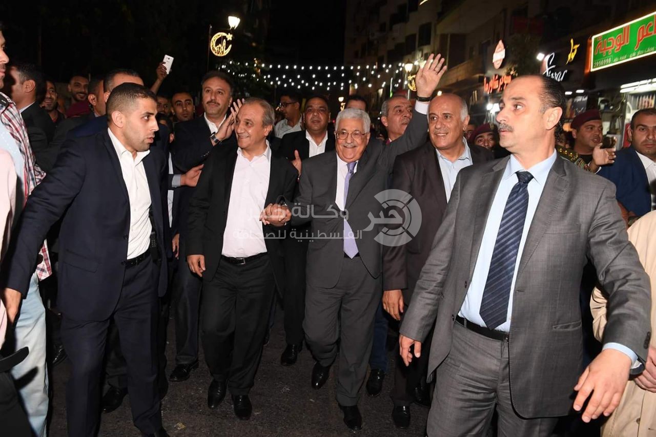 الرئيس "عباس" يتجول في شوارع رام الله لتفقد أوضاع المواطنين