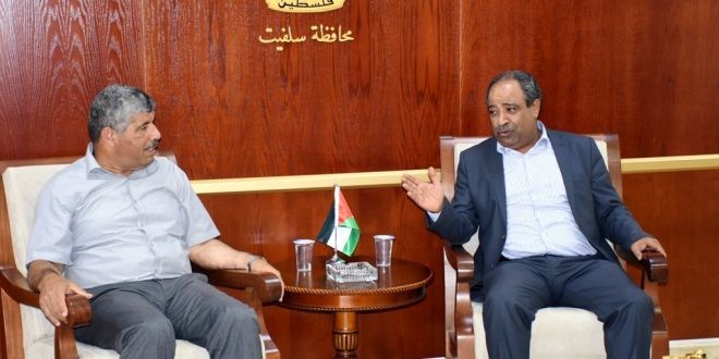 المحافظ البلوي وعساف يتفقدان عدداً من المشاريع الزراعية في كفر الديك