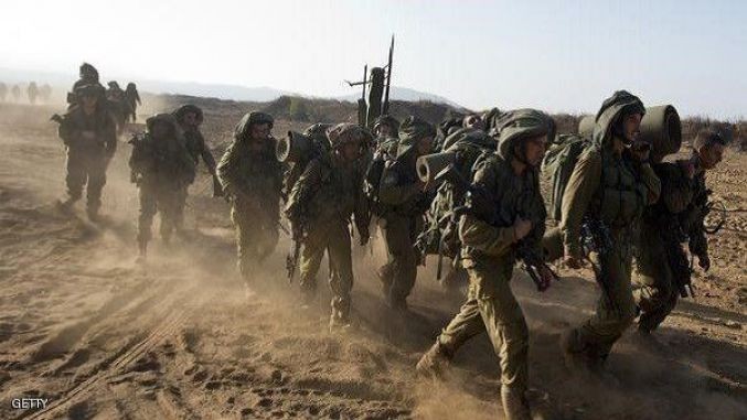 صحيفة عبرية تكشف أسباب حشد قوات خاصة على طول حدود قطاع غزة