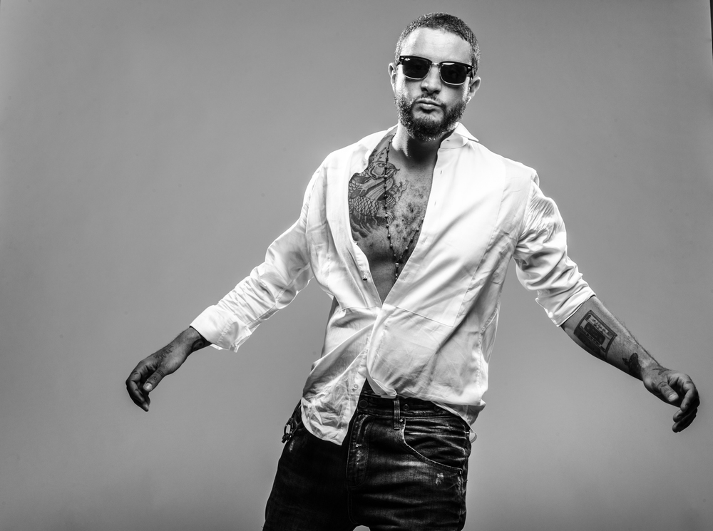 أحمد الفيشاوي يثير الجدل بصورة حب جريئة مع فتاة في ملهى ليلي!