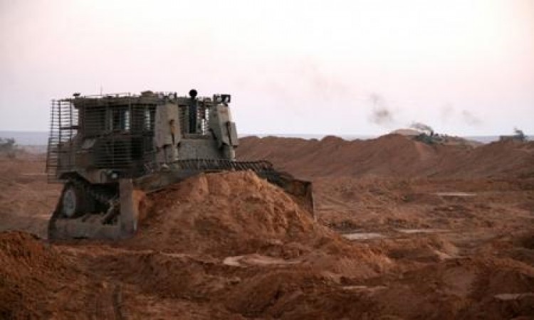 جرافات الاحتلال تتوغل شرقي خانيونس وتجري عمليات تمشيط