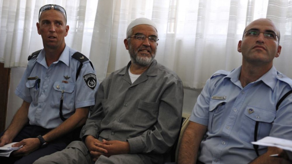 الشيخ صلاح يشكو من المبالغة في تقييده خلال تواجده في السجن
