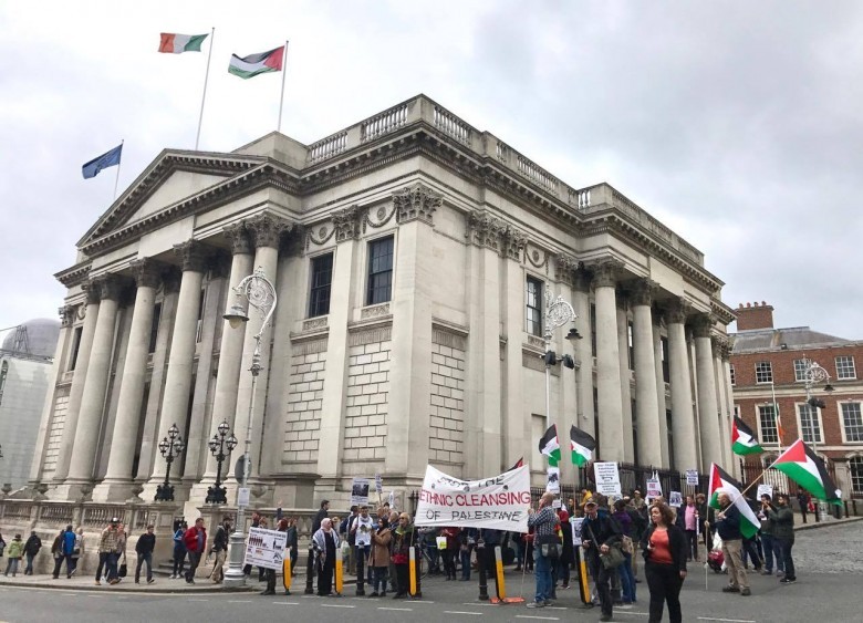 حملة التضامن الفلسطينية الإيرلندية تسلم عريضة تطالب بوقف تجارة السلاح مع "إسرائيل"