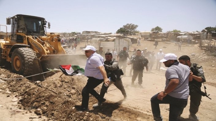 "القوى" تدعو لتكثيف التواجد في الخان الأحمر على مدار الساعة