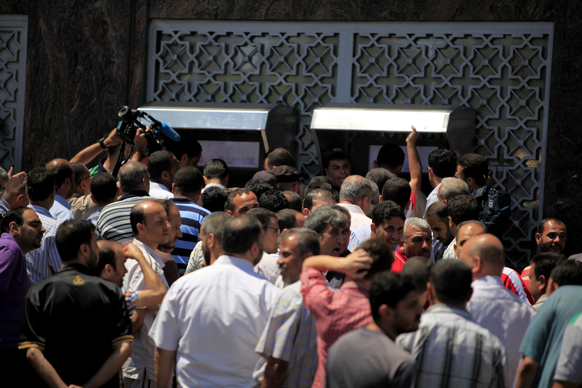 والعمل غداً وفق ما تراه إدارة المصارف