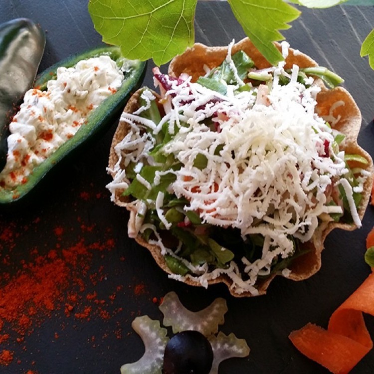 سلطة الخضار بجبن الحلوم لرجيم مثالي