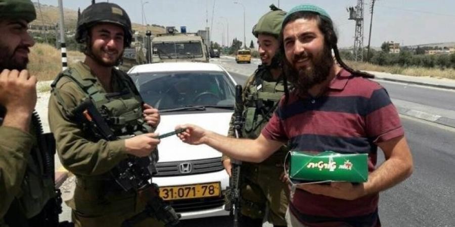 تقرير: مستوطنون يرقصون على الدم الفلسطيني ويوزعون الحلوى ابتهاجاً بقتل العُزل 
