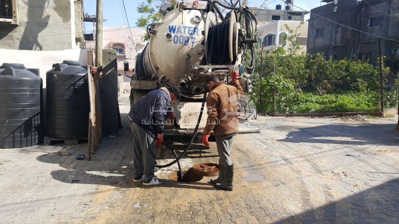 بالصور: إتمام حل "1013" مشكلة طفح صرف صحي في جباليا