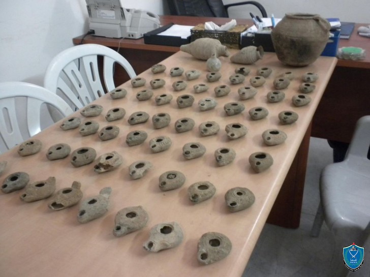 مباحث آثار غزة تضبط مواطنًا يروج لبيع قطع أثرية وعملات نقدية في رفح