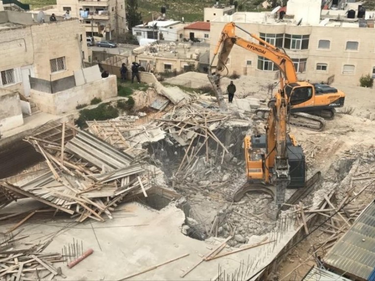 الاحتلال يهدم مبنى سكنياً في قرية الزعيم بالقدس