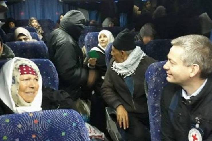 "50" من أهالي الأسرى يتوجهون لزيارة أبنائهم في سجن "نفحة"