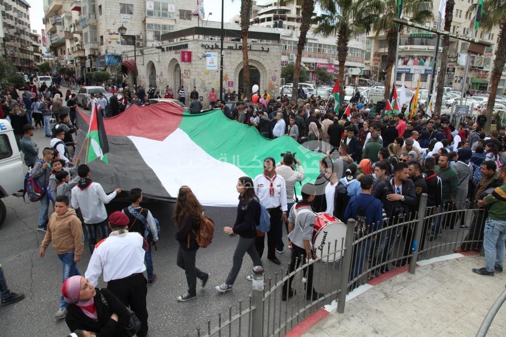 جماهير رام الله ترفع علم "فلسطين" على دوار المنارة احتفالاً بيوم الأرض