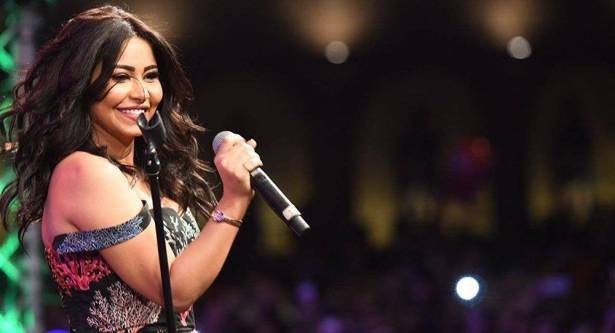 شيرين تعلن موعد عزاء والدها