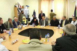 بالصور "عواد": تخصيص 1.3 مليون دولار لتجهيز أقسام في المشافي الحكومية
