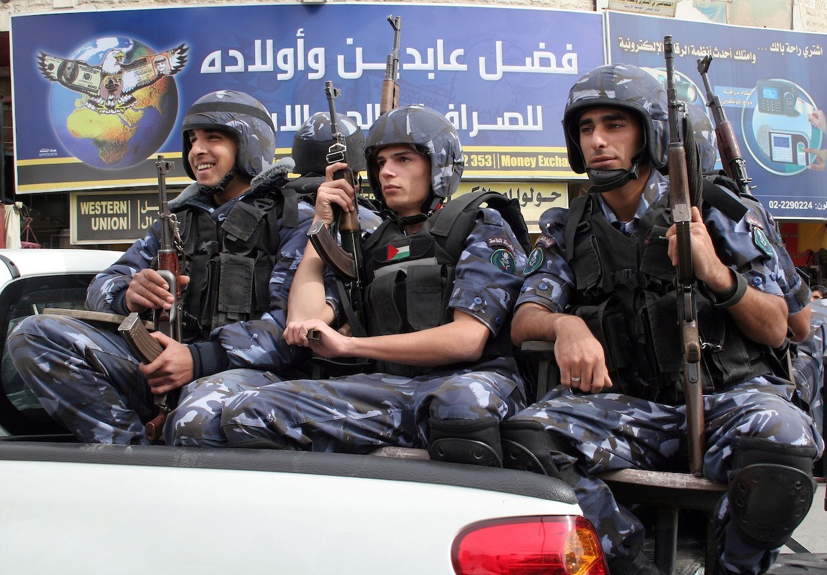 الشرطة تقبض على 3 أشخاص يشتبه بهم بإطلاق نار وسرقة في نابلس