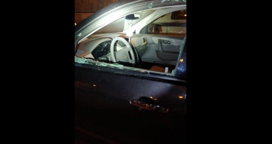 مجهولون يحطمون زجاج 40 سيارة بالداخل المحتل