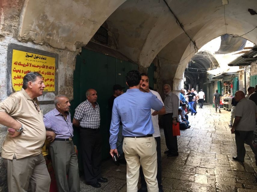 مرجعيات القدس تلتحم بالمعتصمين عند باب "المجلس" رفضاً لإجراءات الاحتلال