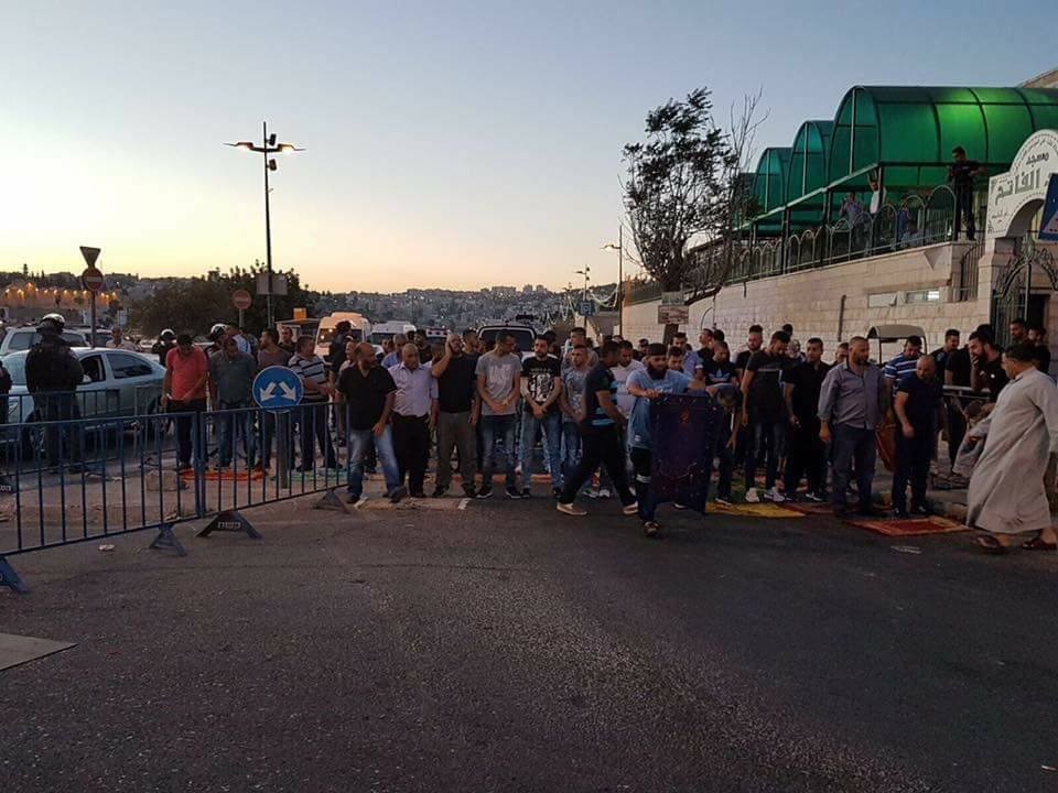 المقدسيون يؤدون صلاة المغرب في الشوارع القريبة من الأقصى