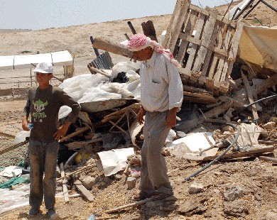 الاحتلال يسلم أوامر هدم لمنازل بقرية رخمة بالنقب