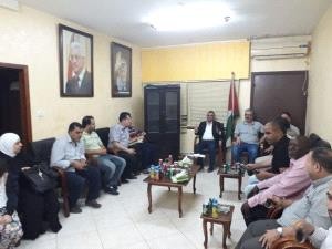 مدير مخابرات نابلس يسلم مكرمة رئاسية لعدد من الجمعيات الخيرية 