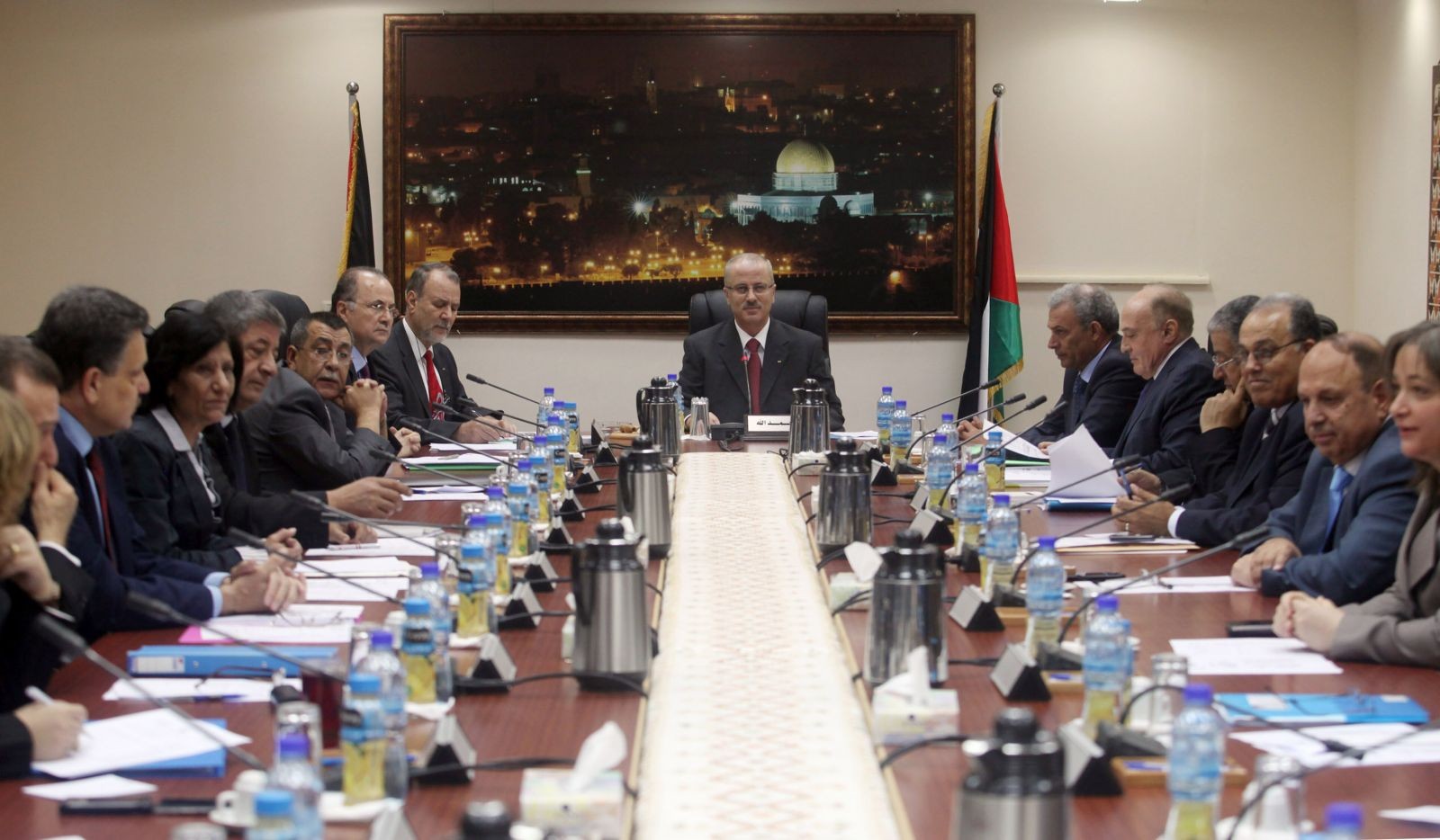 الحكومة تستنكر إطلاق الاحتلال الرصاص على مجمع فلسطين الطبي برام الله 