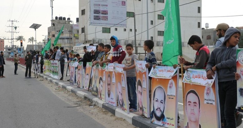 جمعية "واعد" تنظم وقفة تضامنية مع الأسرى وسط القطاع