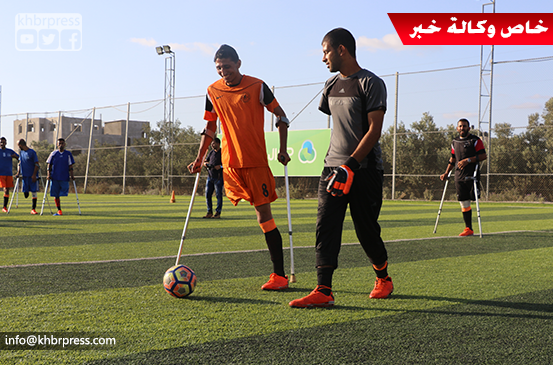 بالفيديو والصور: رُغم الإصابة.. فريق "المبتورين" يمارس رياضة كرة القدم ويواصل حياته