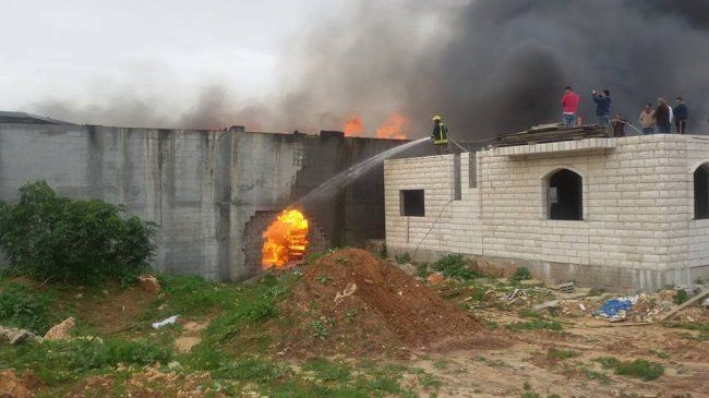 إصابة شابين بحروق إثر حريق في منجرة شرق قلقيلية