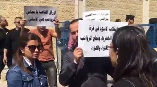 وقفة احتجاجية أمام مقر مجلس الوزراء برام الله رفضاً لمجزرة الرواتب
