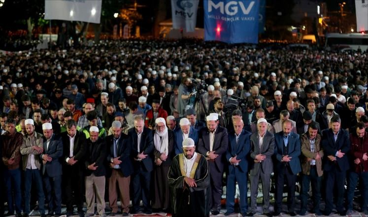 بذكرى فتح القسطنطينية.. آلاف الأتراك يصلّون الفجر في ساحة "آيا صوفيا"