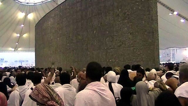 الحجاج يرمون جمرة العقبة الكبرى بمنى 