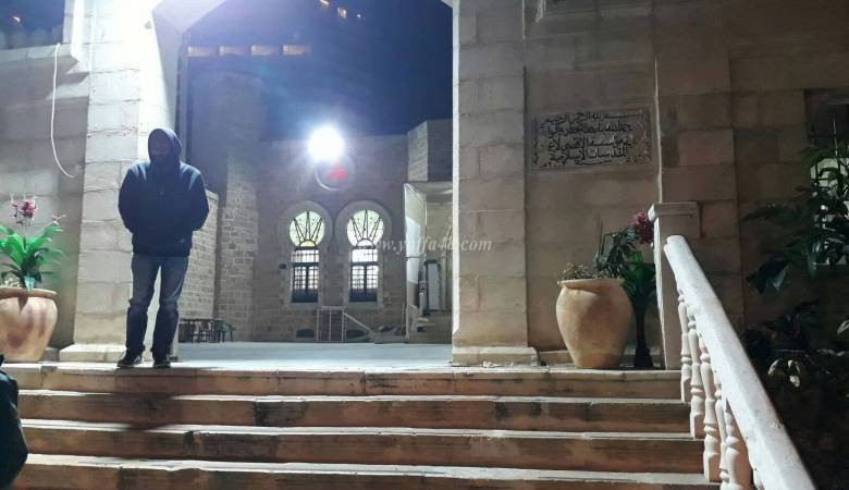 مستوطن متطرف يعتدي على مسجد حسن بيك في يافا