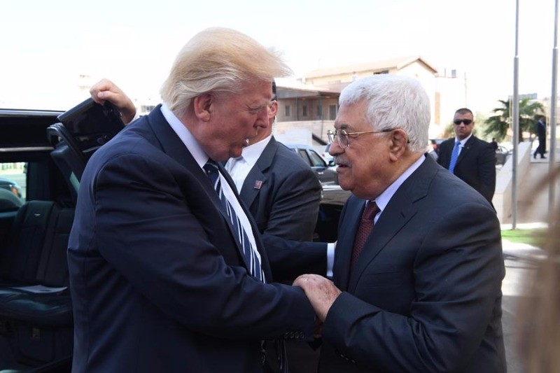 هآرتس تنقل عن مسؤولين فلسطينيين جزء من خفايا لقاء عباس بـ"ترامب"