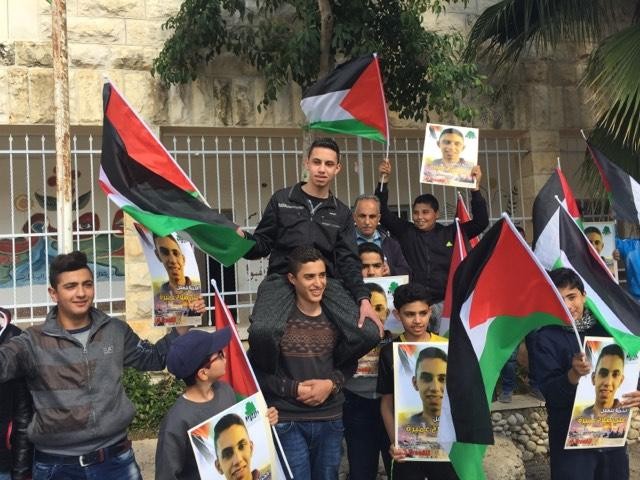 طلاب "نعلين" يستقبلون زميلهم المُفرج عنه من سجون الاحتلال