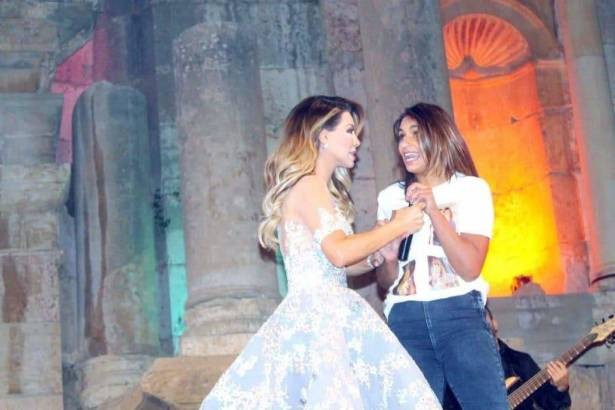 شاهدوا : ماذا قالت المعجبة التي اقتحمت حفل نوال الزغبي في جرش 2017؟