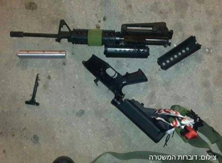 الاحتلال يزعم اعتقال شخصين بحوزتهما قطع سلاح على معبر "الكرامة"