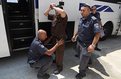 شؤون الأسرى: أفراد "النحشون" تحرشوا بالأسرى القاصرين خلال تفتيشهم 