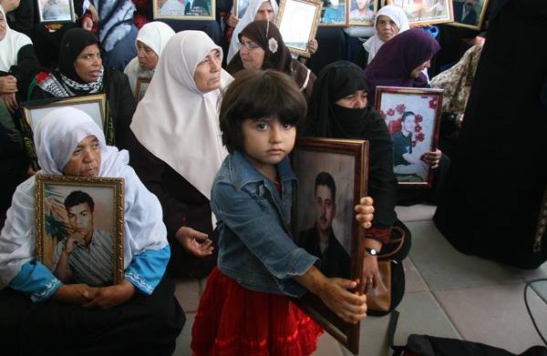 اعتصام أمام مقر الصليب الأحمر تضامناً مع الأسرى في جنين