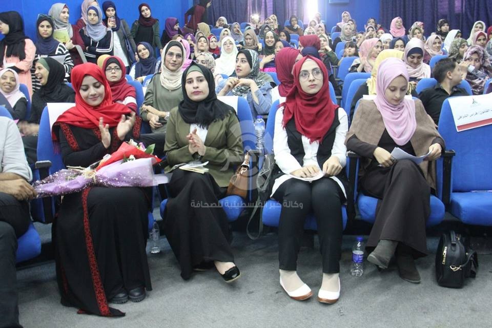 بالصور: 4 فتيات يفتتحن روايات شعرية بغزّة