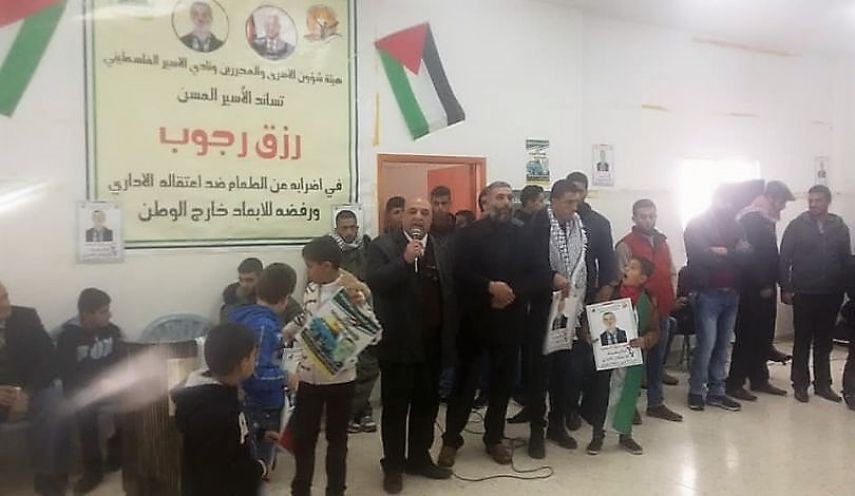 إطلاق فعاليات تضامن مع المُسن المُضرب رزق الرجوب في الخليل