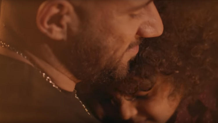 بالفيديو : أغلى من الياقوت.. أرقام قياسية لأغنية أحمد مكي الجديدة!