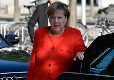 ميركل تتعرض للرشق بالطماطم أثناء مشاركتها في تجمع انتخابي